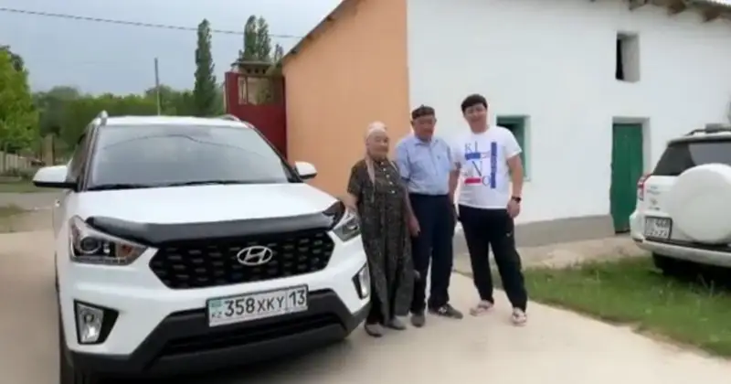 Жорабаеваның күйеуі қайын атасына жаңа көлік сыйлады (видео)