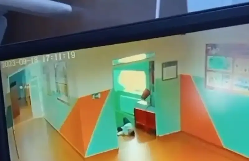 Астанада оқушы мектеп баспалдағынан құлап, ауруханаға түсті (видео)