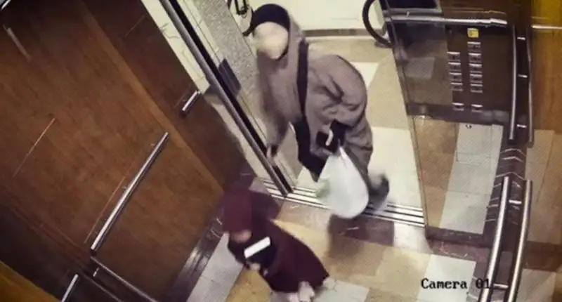 Хиджаб киген әйел қызымен бірге қылмыс жасап жүрген (видео)