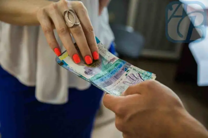 Емхана директоры қызметкерлерден ақша бопсалап келген 