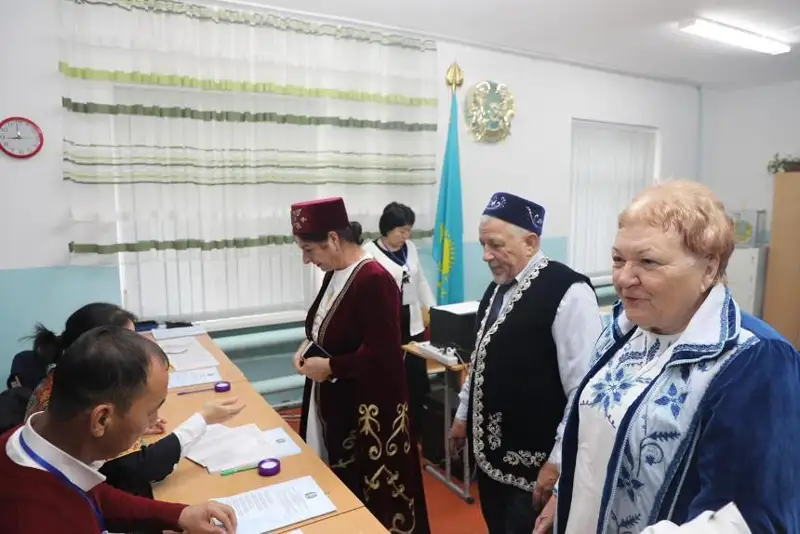 Арыстағы этнос өкілдері сайлауға ұлттық киіммен барды