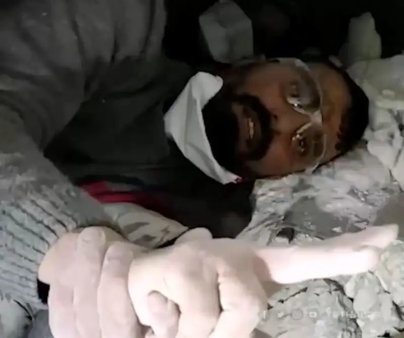 Арғы бөлмеде екі қызым қалды: Хатайда 9 күннен кейін құтқарылған ерлі-зайыптының видеосы жарияланды