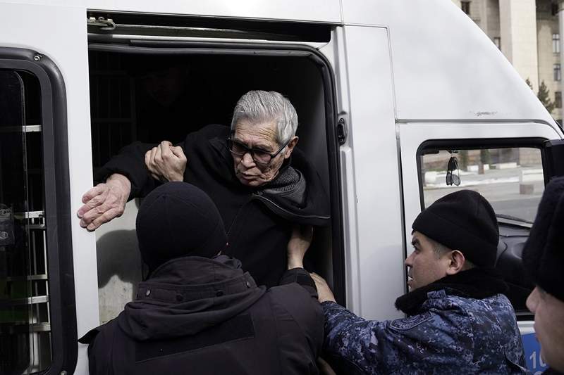 Алматыдағы митинг: Фоторепортаж