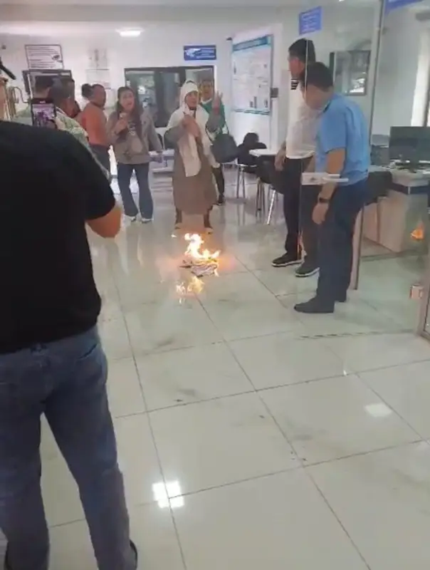 Шымкенттік тұрғын прокуратура ғимаратында өзін-өзі өртеп жібермек болды (видео)