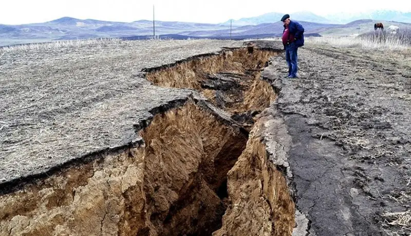 «Ұзынағашта жер АЙЫРЫЛЫП жатыр…» Елді дүрліктірген ДАҚПЫРТҚА сейсмологтар жауап берді