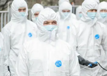 Көшелерге дәрігерлердің потреттері ілінді 