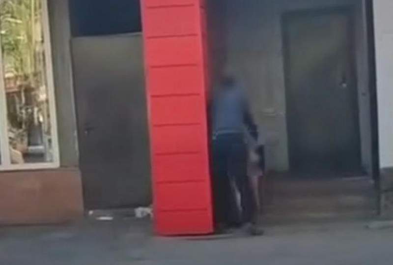 Полиция көшеде әйелді соққыға жыққан ер адамды іздеп жатыр 