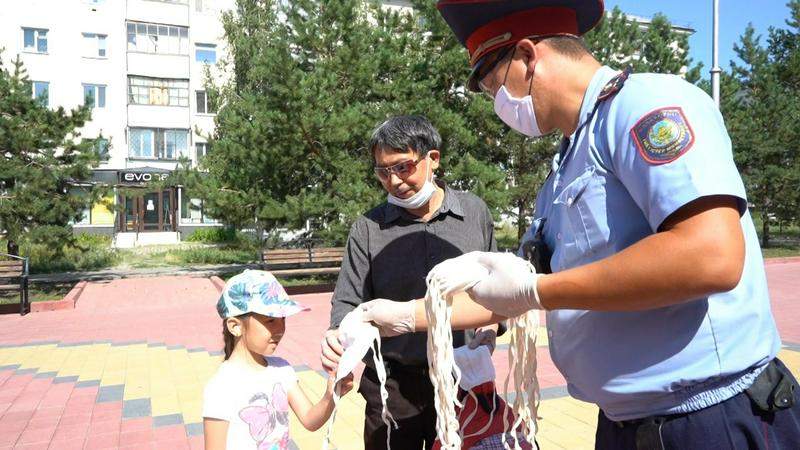 Полицейлер көшеде маска таратып жүр