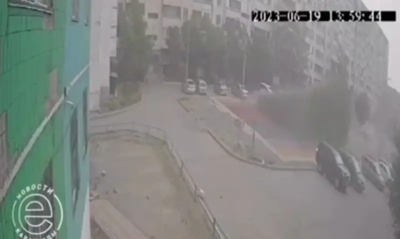 Қарағандыдағы дауыл ойын алаңындағы балаларды ұшырды (видео)