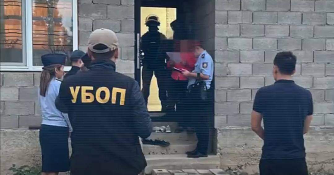 Атырау облысында өзінің туған сіңлісін жезөкшелікпен айналысуға мәжбүрлеген әйел ұсталды
