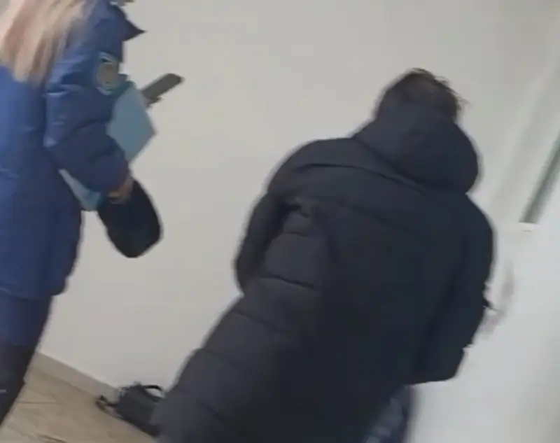 Ақтөбеде полицейлер 25-қабаттан секірмек болған әйелді құтқарды 
