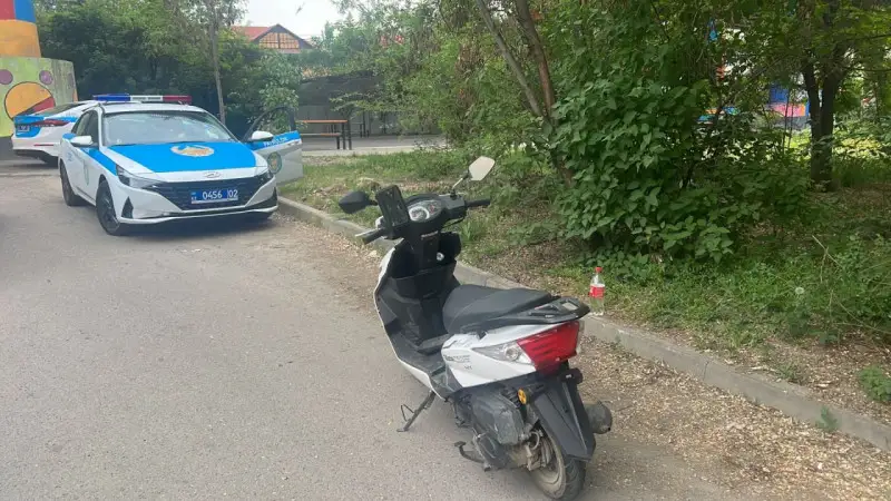 Алматыда мопед жүргізушісі полиция қызметкерін қағып кетті