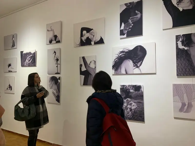 Би ырғағында: Алматыда Жанна Төлендінің ерекше фотокөрмесі өтіп жатыр