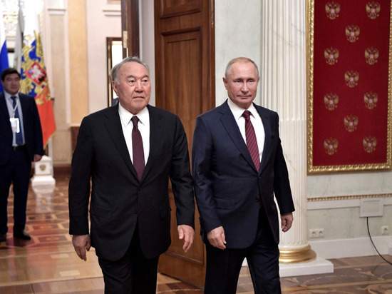 Қазбек Бейсебаев: Назарбаев Путиннен өзіне, ақшасына және балаларына кепілдік сұрауы мүмкін