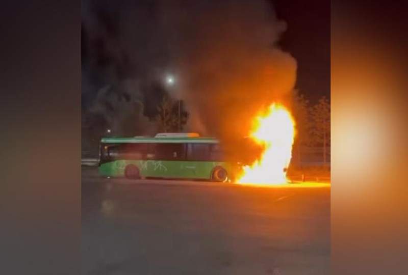 Алматыдағы базарлардың бірінде автобус өртенді (видео)