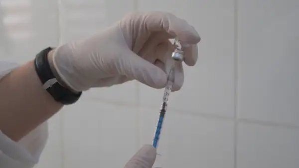 Қытайдың вакцинасын сынақтан өткізіп жатыр