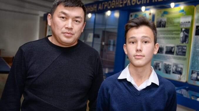 Павлодар ауданында жасөспірім Заанен тұқымды ешкі сүтінен ірімшік шығаруда