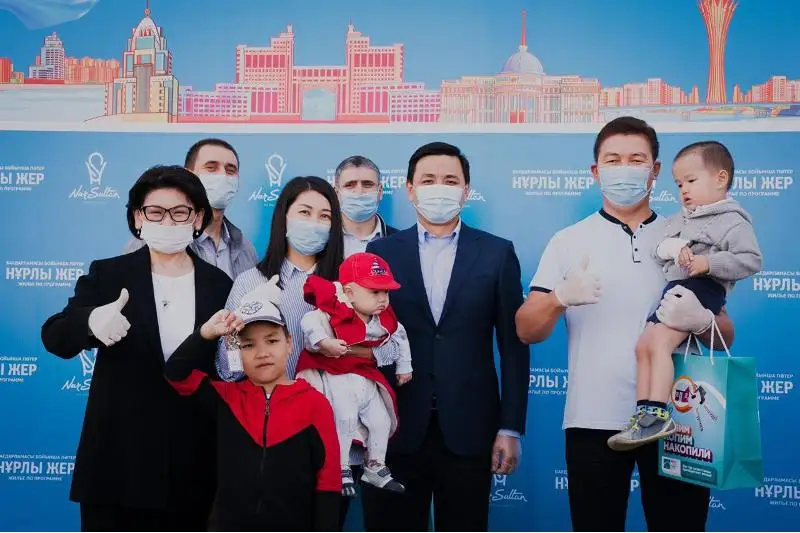 Елорда әкімі пәтер кілтін табыстады