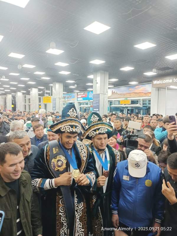 Халық Алматы әуежайында әлем чемпионы Ризабек Айтмұқанды күтіп алды