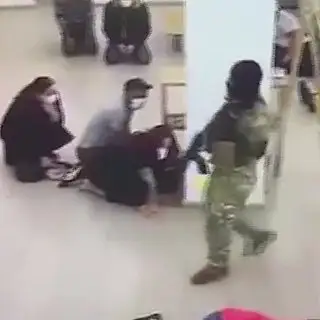 Бетперде киген қарақшы банктегі адамдарды кепілге алды (видео)