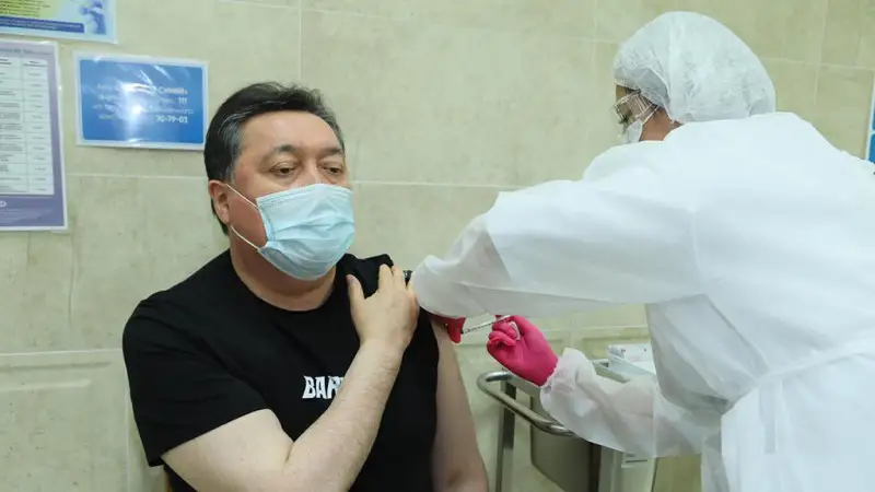 Асқар Мамин вакцина салдырды