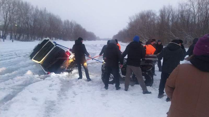 Павлодарда көлік өзендегі мұз астына түсіп кетті