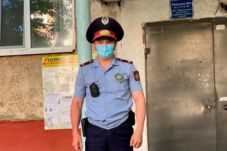 «2 жасар Ангелинаның сол кездегі бейнесі көз алдымда». Полицей бүлдіршінді қалай құтқарғанын айтты 