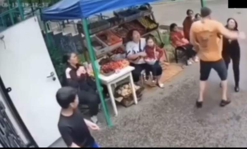 Алматыда ер адамның танымайтын әйелді ұрған сәті видеоға түсіп қалған