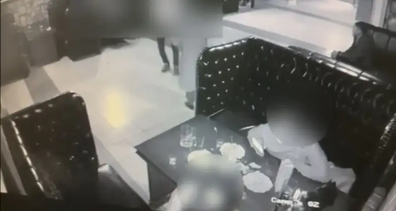 Ақтөбеде екі бойжеткен жігіттердің телефондарын ұрлап кеткен (видео)