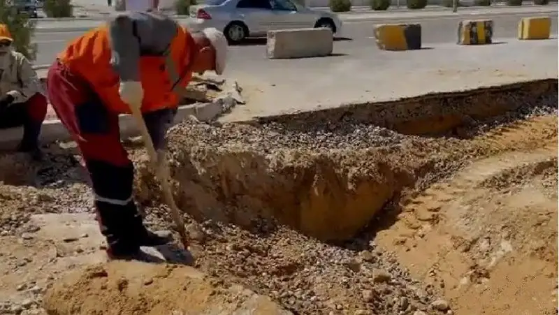Ақтауда көлік ағылып жатқан тас жолда шұңқыр пайда болды