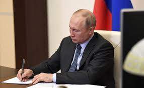Путин жаңа заңға қол қойды: Украинадағы соғысқа қатысқандарға ардагер мәртебесі беріледі