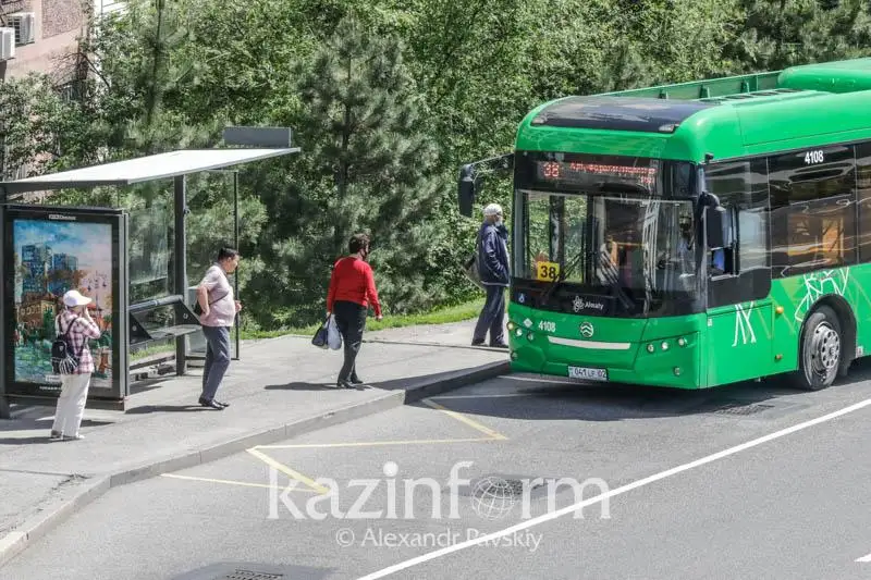 Алматыда қоғамдық көліктің жүру уақыты ұзартылды 