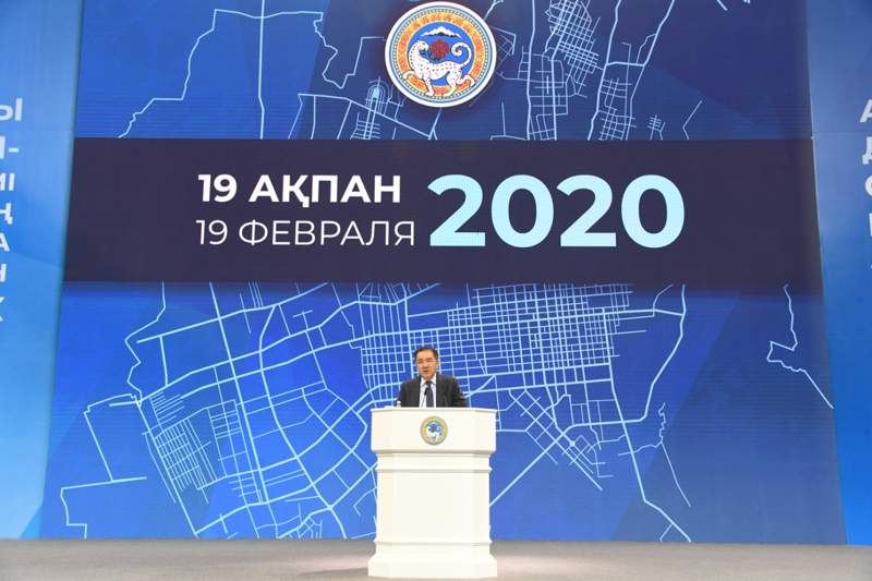 Сағынтаев алматылықтарға есеп беріп жатыр