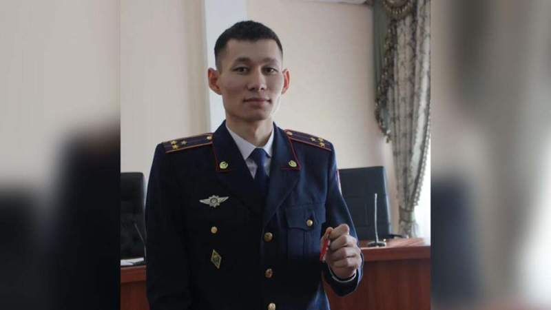 Енді отбасын құруға болады: Бесінші қабаттың балконынан құлаған қызды құтқарған полицейге пәтер берді