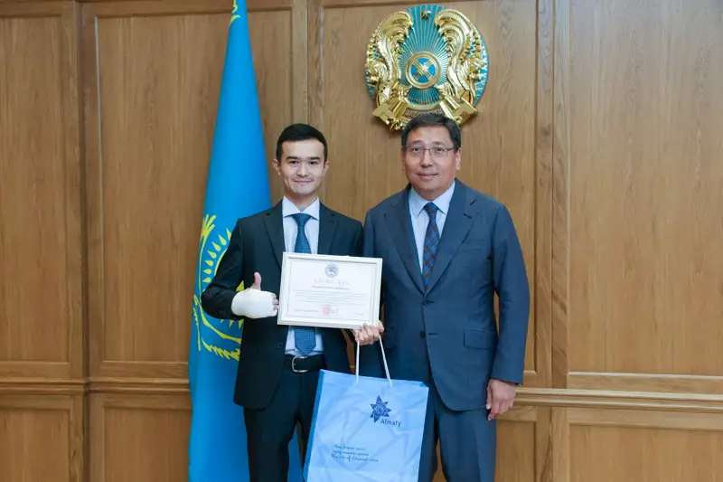 Алматы әкімі автобуста әйелді құтқарған жігітті марапаттады