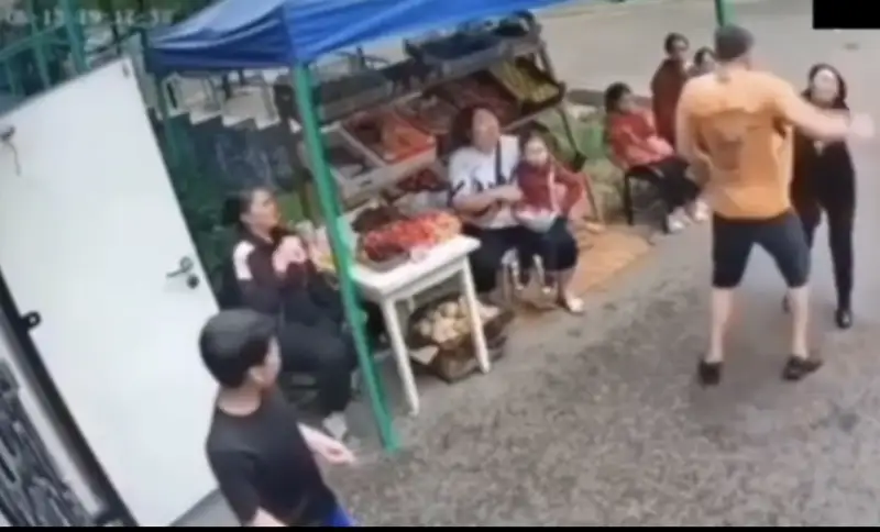 Алматыда ер адамның танымайтын әйелді ұрған сәті видеоға түсіп қалған
