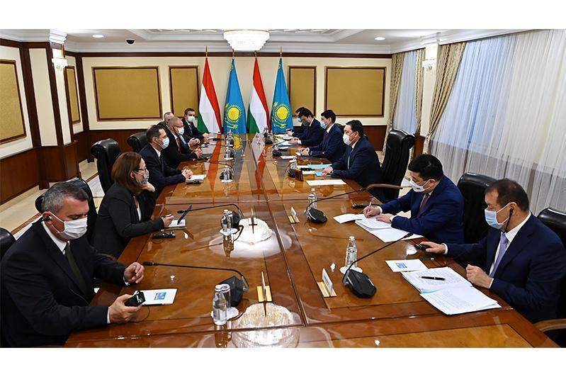 Асқар Мамин Қазақстанға келген Венгрия өкілдерін қабылдады  