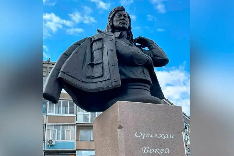 Оралхан Бөкейдің жаңа мүсіні орнатылды