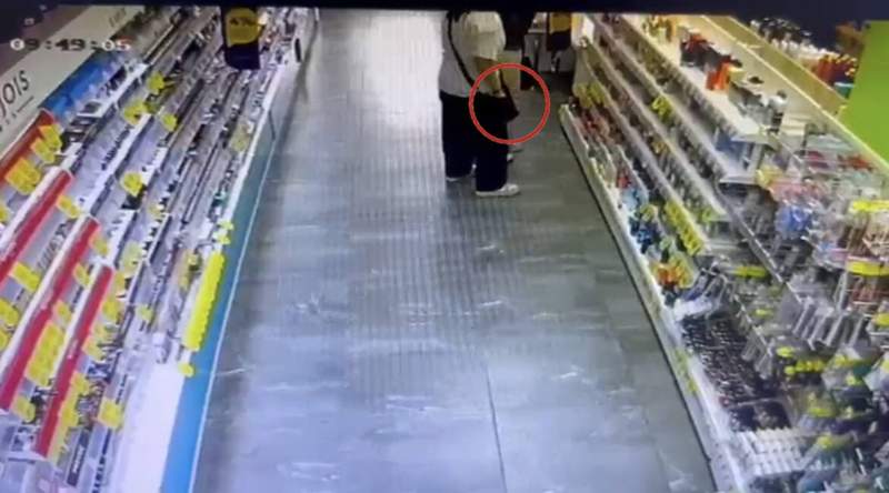 Астанада парфюмерия дүкенінен әтір ұрлаған қос бойжеткен бейнебақылау камераларына түсіп қалған  