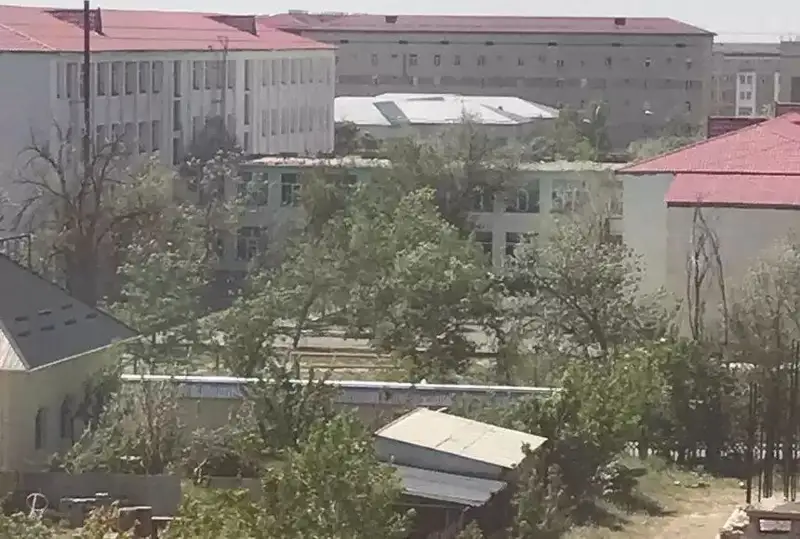 Кентауда желмен ұшқан мектеп шатырының бөлігі мұғалімнің басына түсті