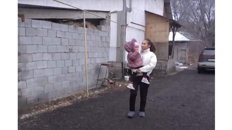 Адвокат алимент алып беремін деп жас қызды зорлап келген 