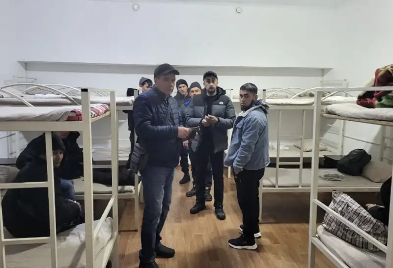 Аязда қатып қалған автобустан 33 адам эвакуацияланды