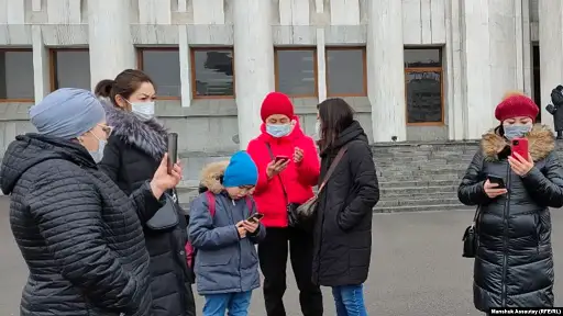 Бір топ ана Ермахан Ибраимовты жекпе-жекке шақырды