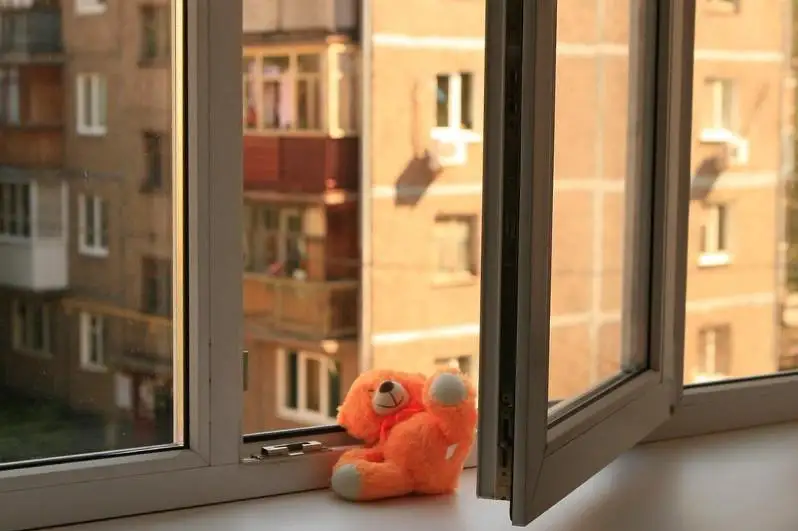 28 бала терезеден құлап кеткен