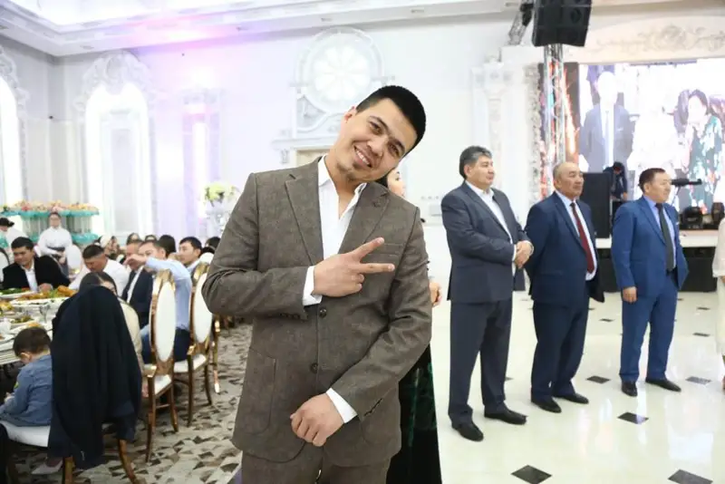 «Шапалақпен салып қалды» – Танымал асаба тойда НЕГЕ таяқ жеді?