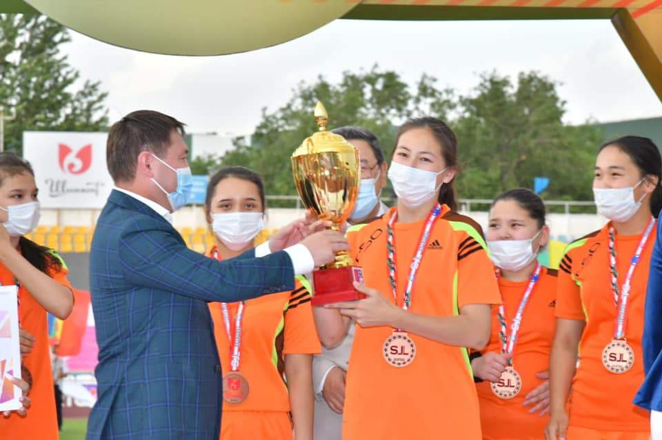 Шымкент әкімі  «Шымкент жастар лигасының» жеңімпаздарын марапаттады