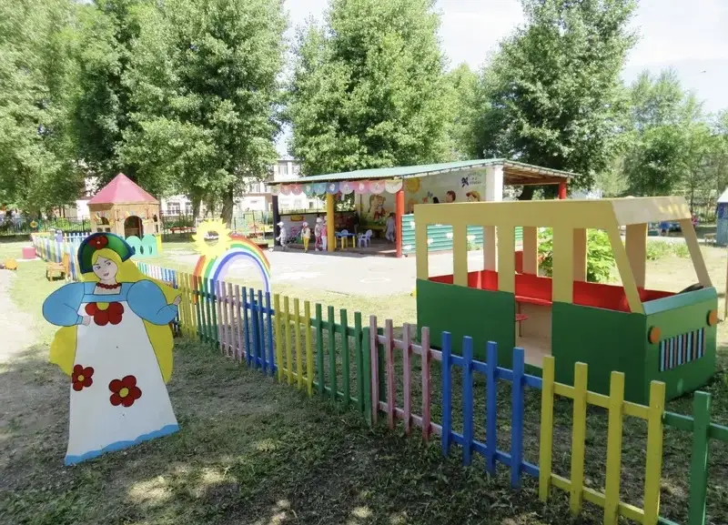 Балабақша қызметкері көлігімен 6 баланы қағып кетті