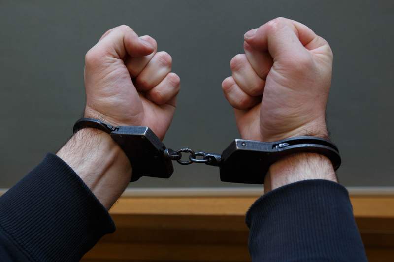 Алматыда 3,7 млн теңге пара алды деген күдікпен шенеунік ұсталды