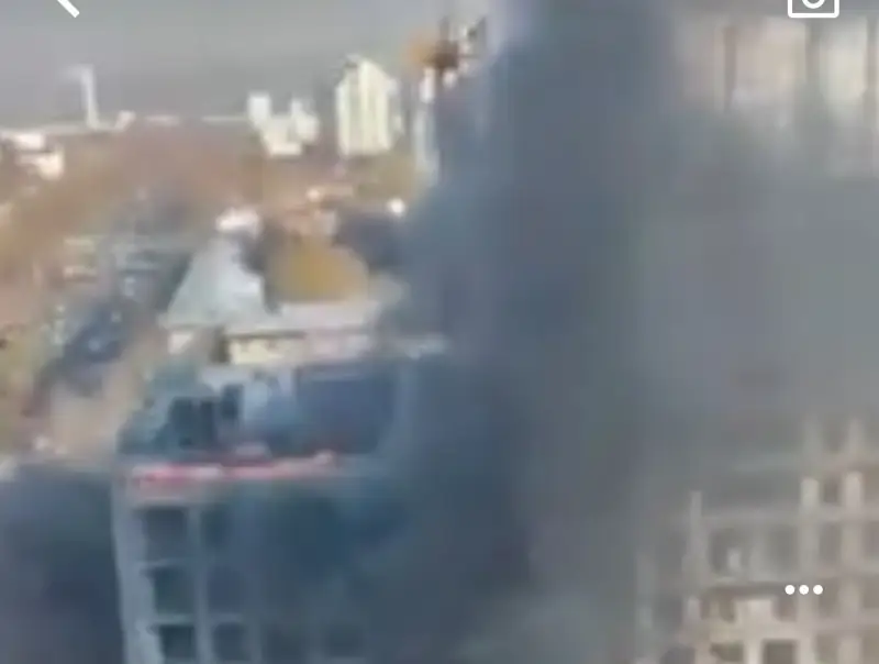 Алматыда құрылысы аяқталмаған тұрғын үй өртеніп жатыр (видео)