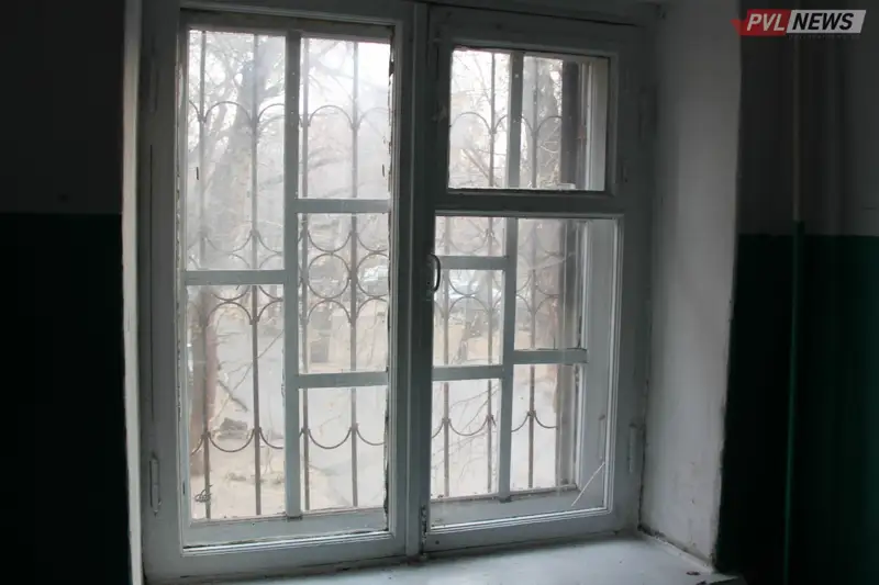 Павлодарда егде жастағы қария төртінші қабаттан құлап кетті
